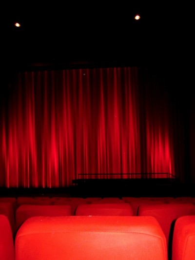 Секс в кинотеатре: Запретное удовольствие или публичный скандал?